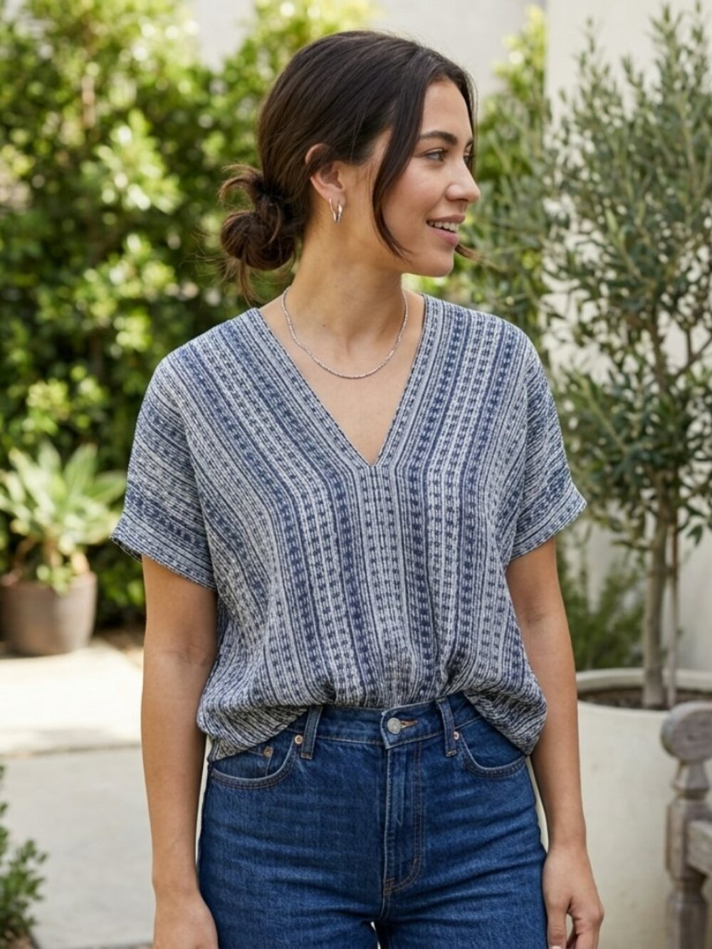 Vince Navy Blue Cream 100% Silk Ikat Print V-Neck Crinkle Top Sz S